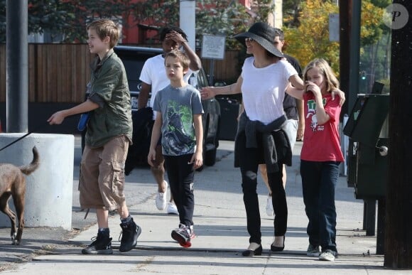 Exclusif - Angelina Jolie est allée déjeuner avec ses enfants Shiloh, Vivienne et Knox à Los Angeles, le 17 novembre 2018
