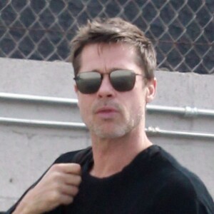 Exclusif - Brad Pitt vêtu tout de noir sort de sa Tesla après avoir fait du shopping à Los Angeles le 16 novembre 2017.