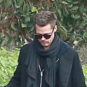 Exclusif - Brad Pitt très amaigri et en pleine conversation téléphonique dans les rues de Santa Monica. Le 25 janvier 2017