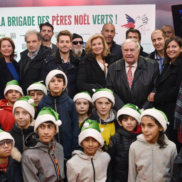 Exclusif - Igor Bogdanov, sa compagne Julie Jardon, Fabienne Thibeault, Raphaël Mezrahi, Anne Hidalgo (Maire de Paris), Charlélie Couture, Valérie Trierweiler, son compagnon Romain Magellan, Yannick Alléno, Harry Roselmack et Julien Lauprêtre (président du Secours populaire français) - Lancement de La Brigade Des Pères Noël Verts du Secours Populaire sur le parvis de l'Hôtel de ville de Paris, France, le 30 novembre 2018. © Giancarlo Gorassini/Bestimage