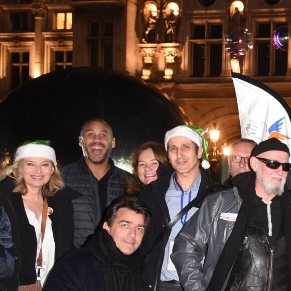 Exclusif - Igor Bogdanov, sa compagne Julie Jardon, Fabienne Thibeault, Raphaël Mezrahi, Anne Hidalgo (Maire de Paris), Charlélie Couture, Valérie Trierweiler, son compagnon Romain Magellan, Yannick Alléno, Harry Roselmack - Lancement de La Brigade Des Pères Noël Verts du Secours Populaire sur le parvis de l'Hôtel de ville de Paris, France, le 30 novembre 2018. © Giancarlo Gorassini/Bestimage