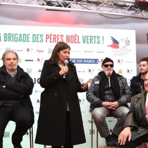 Exclusif - Fabienne Thibeault, Raphaël Mezrahi, Anne Hidalgo (Maire de Paris), Charlélie Couture, - Lancement de La Brigade Des Pères Noël Verts du Secours Populaire sur le parvis de l'Hôtel de ville de Paris, France, le 30 novembre 2018. © Giancarlo Gorassini/Bestimage