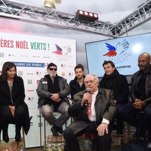 Exclusif - Anne Hidalgo (Maire de Paris), Charlélie Couture, Yannick Alléno, Harry Roselmack et Julien Lauprtre - Lancement de La Brigade Des Pères Noël Verts du Secours Populaire sur le parvis de l'Hôtel de ville de Paris, France, le 30 novembre 2018. © Giancarlo Gorassini/Bestimage