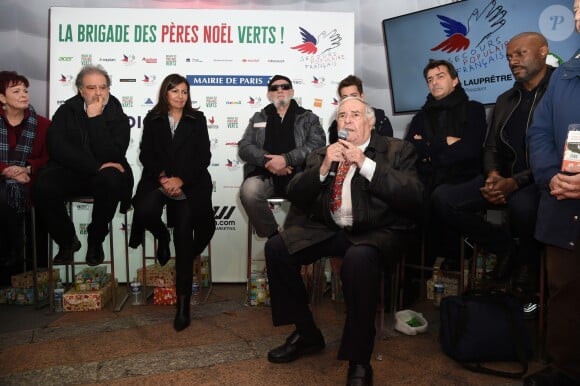 Exclusif - Fabienne Thibeault, Raphaël Mezrahi, Anne Hidalgo (Maire de Paris), Charlélie Couture, Yannick Alléno, Harry Roselmack et Julien Lauprêtre (président du Secours populaire français) - Lancement de La Brigade Des Pères Noël Verts du Secours Populaire sur le parvis de l'Hôtel de ville de Paris, France, le 30 novembre 2018. © Giancarlo Gorassini/Bestimage