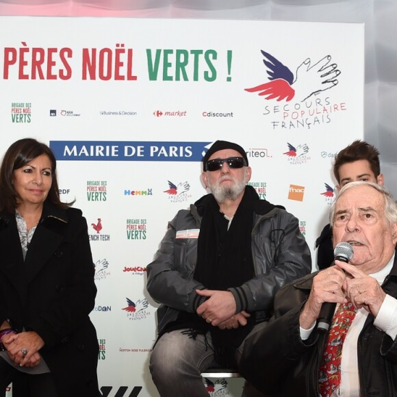 Exclusif - Fabienne Thibeault, Raphaël Mezrahi, Anne Hidalgo (Maire de Paris), Charlélie Couture, Yannick Alléno, Harry Roselmack et Julien Lauprêtre (président du Secours populaire français) - Lancement de La Brigade Des Pères Noël Verts du Secours Populaire sur le parvis de l'Hôtel de ville de Paris, France, le 30 novembre 2018. © Giancarlo Gorassini/Bestimage