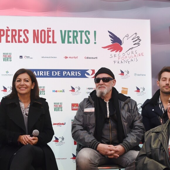 Exclusif - Fabienne Thibeault, Raphaël Mezrahi , Anne Hidalgo (Maire de Paris), Charlélie Couture, Yannick Alléno, Harry Roselmack et Julien Lauprêtre (président du Secours populaire français) - Lancement de La Brigade Des Pères Noël Verts du Secours Populaire sur le parvis de l'Hôtel de ville de Paris, France, le 30 novembre 2018. © Giancarlo Gorassini/Bestimage