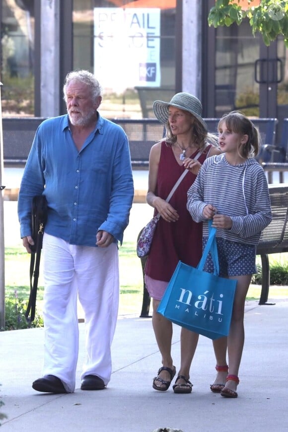 Nick Nolte, sa femme Clytie Lane et leur fille Sophia sont allés faire des courses au Trancas Market à Malibu, le 26 août 2018.