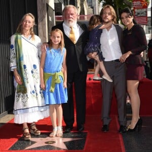 Nick Nolte entouré de sa femme Clytie Lane, leur fille Sophia et leur fils Brawley  avec son épouse Navi Rawat lors de la cérémonie d'inauguration de son étoile sur le Hollywood Walk of Fame le 20 novembre 2017 à Los Angeles.
