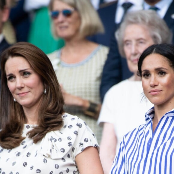 Kate Middleton, duchesse de Cambridge, et Meghan Markle, duchesse de Sussex, à Wimbledon le 14 juillet 2018.