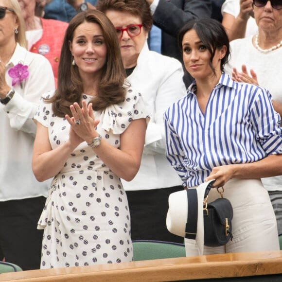 Kate Middleton, duchesse de Cambridge, et Meghan Markle, duchesse de Sussex, à Wimbledon le 14 juillet 2018.