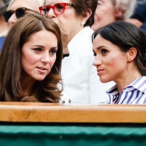 Kate Middleton, duchesse de Cambridge, et Meghan Markle, duchesse de Sussex, à Wimbledon le 14 juillet 2018.