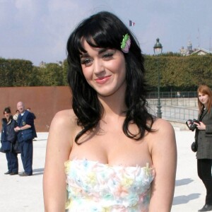 Katy Perry au défilé Dior à Paris, le 29 septembre 2009 © Guillaume Gaffiot/bestimage