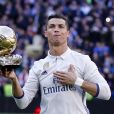 Cristiano Ronaldo présente son 4ème Ballon d'Or lors du match de football de La Liga, Real Madrid contre Grenade FC au stade Santiago Bernabeu à Madrid, Espagne, le 7 janvier 2017.