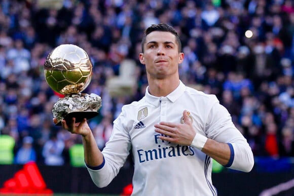 Cristiano Ronaldo présente son 4ème Ballon d'Or lors du match de football de La Liga, Real Madrid contre Grenade FC au stade Santiago Bernabeu à Madrid, Espagne, le 7 janvier 2017.