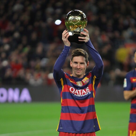 Lionel Messi présente son Ballon d'Or au Camp Nou à Barcelone devant ses coéquipiers le 17 janvier 2016.