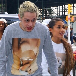 Exclusif - Ariana Grande et son fiancé Pete Davidson ont été aperçus dans les rues de New York, le 21 aout 2018.