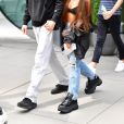 Exclusif - Ariana Grande câline et embrasse son fiancé Pete Davidson lors d'une virée shopping entre amis à New York, le 28 juin 2018.