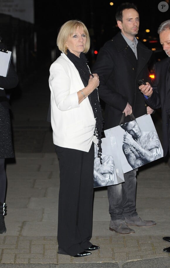 La mère et le frère de Victoria Beckham, Jackie et Christian, quittent la soirée H&M à Londres le 1er février 2012.