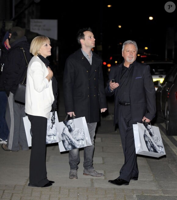 Les parents et le frère de Victoria Beckham, Jackie, Anthony et Christian, quittent la soirée H&M à Londres le 1er février 2012.
