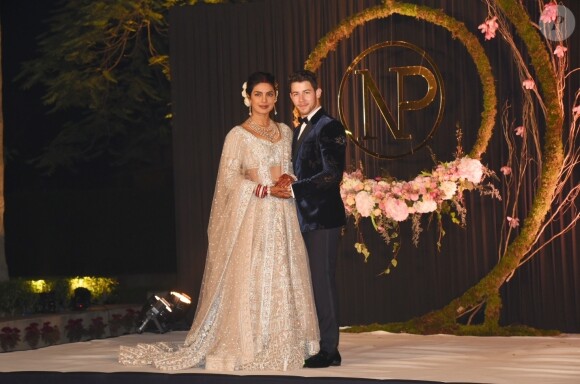 Priyanka Chopra et Nick Jonas arrivent à leur réception de mariage avec leurs familles à New Delhi en Inde, le 4 décembre 2018.