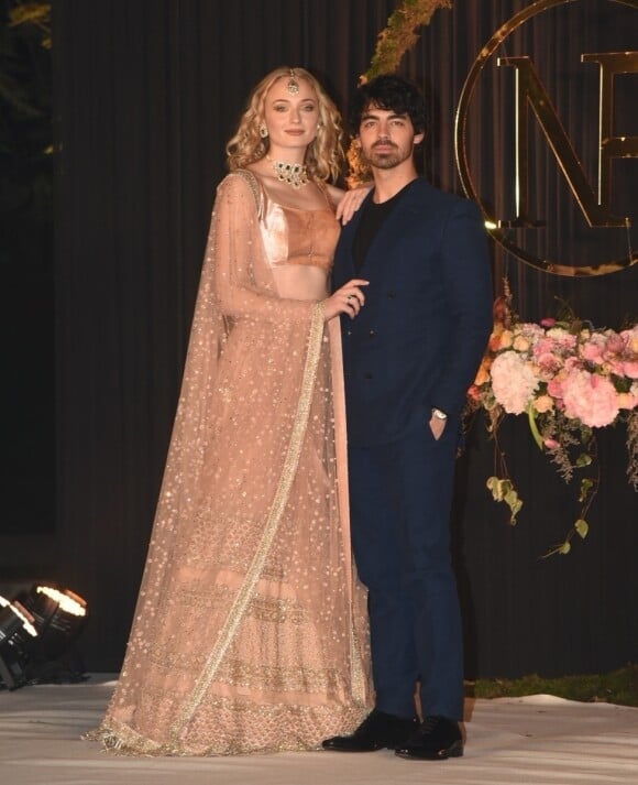 Joe Jonas et sa fiancée Sophie Turner assistent à la réception de mariage de Priyanka Chopra et Nick Jonas à New Delhi en Inde, le 4 décembre 2018.