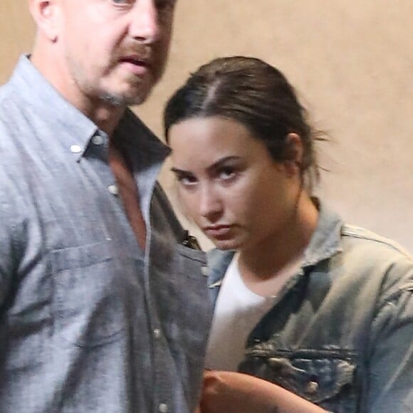 Exclusif - Demi Lovato fait des doigts d'honneur aux photographes à la sortie de son cours de gym accompagnée de son garde du corps à Beverly Hills le 20 novembre 2018