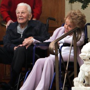 Kirk Douglas célèbre ses 102 ans avec sa femme Anne Buydens devant leur domicile de Beverly Hills à Los Angeles, le 9 décembre 2018.