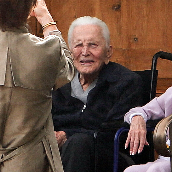 Kirk Douglas célèbre ses 102 ans avec sa femme Anne Buydens devant leur domicile de Beverly Hills à Los Angeles, le 9 décembre 2018.