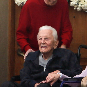 Kirk Douglas célèbre ses 102 ans avec sa femme Anne Buydens devant leur domicile de Beverly Hills à Los Angeles, le 9 décembre 2018.