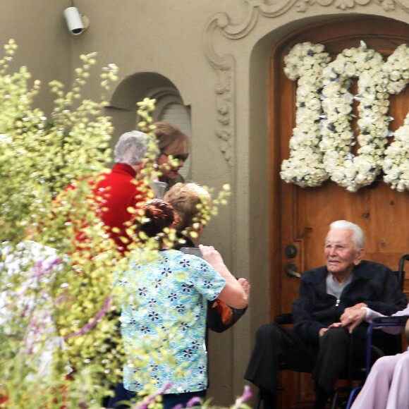 Kirk Douglas célèbre ses 102 ans avec sa femme Anne Buydens devant leur domicile de Beverly Hills à Los Angeles, le 9 décembre 2018.