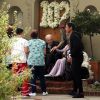 Kirk Douglas célèbre ses 102 ans avec sa femme Anne Buydens devant leur domicile de Beverly Hills à Los Angeles, le 9 décembre 2018.