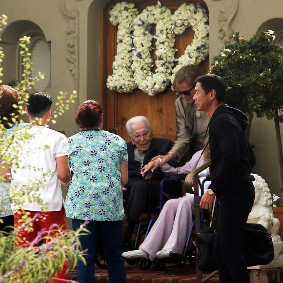 Kirk Douglas célèbre ses 102 ans avec sa femme Anne Buydens devant leur domicile de Beverly Hills à Los Angeles, le 9 décembre 2018.