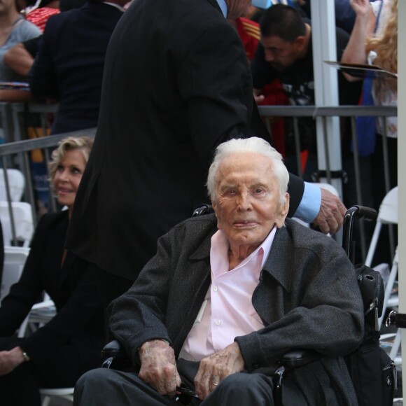 Kirk Douglas - Michael Douglas reçoit son étoile de Michael Douglas sur le Walk of Fame à Hollywood, le 6 novembre 2018