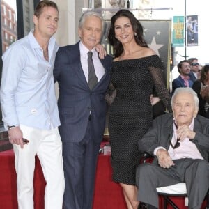 Cameron Douglas avec son père Michael Douglas, sa belle-mère Catherine Zeta-Jones et son grand-père Kirk Douglas - Les célébrités arrivent à la remise de l'étoile de Michael Douglas sur le Walk of Fame à Hollywood, le 6 novembre 2018