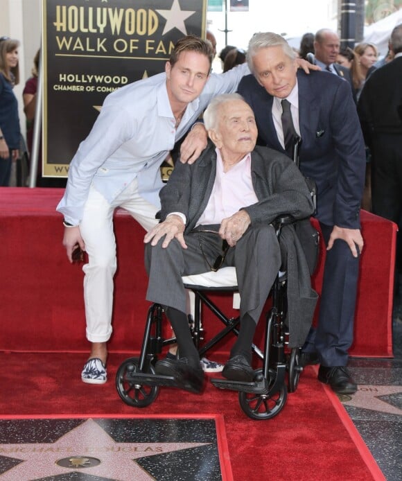 Cameron Douglas avec son père Michael Douglas et son grand-père Kirk Douglas - Les célébrités arrivent à la remise de l'étoile de Michael Douglas sur le Walk of Fame à Hollywood, le 6 novembre 2018