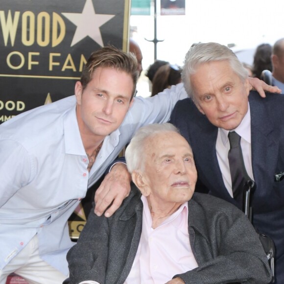 Cameron Douglas avec son père Michael Douglas et son grand-père Kirk Douglas - Les célébrités arrivent à la remise de l'étoile de Michael Douglas sur le Walk of Fame à Hollywood, le 6 novembre 2018