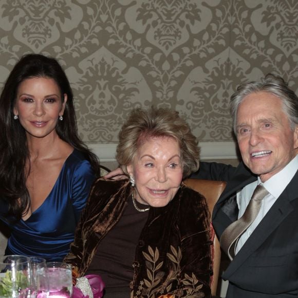 Kirk Douglas, Catherine Zeta-Jones, Anne Buydens et Michael Douglas lors de la soirée 7th Annual Legacy of Vision Gala à Los Angeles le 9 novembre 2017.
