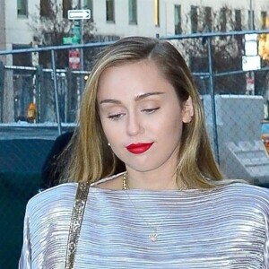 Miley Cyrus arrive à la station de radio Z100 à New York le 10 décembre 2018.