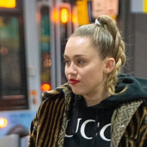 Exclusif - Miley Cyrus se promène avec un ami à New York, le 8 décembre 2018.