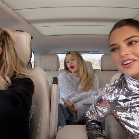 Hailey Bieber, Miley Cyrus et Kendall Jenner dans "Carpool Karaoke", épisode diffusé le 7 décembre 2018