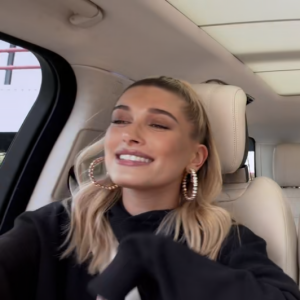 Hailey Bieber, Miley Cyrus et Kendall Jenner dans "Carpool Karaoke", épisode diffusé le 7 décembre 2018