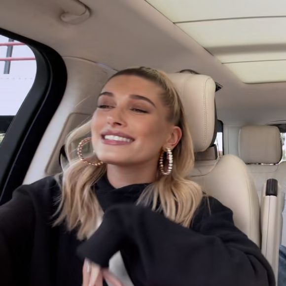Hailey Bieber, Miley Cyrus et Kendall Jenner dans "Carpool Karaoke", épisode diffusé le 7 décembre 2018