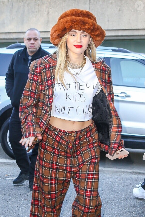 Miley Cyrus porte un t-shirt avec l'inscription Protect Kids Not Guns à son arrivée à un studio d’enregistrement à New York, le 10 décembre 2018