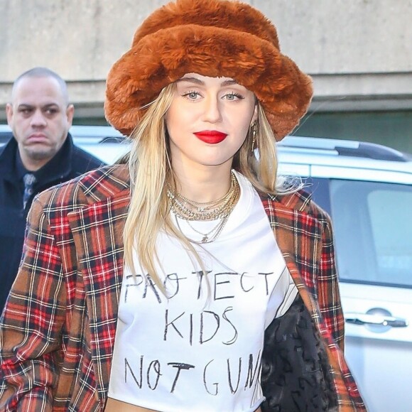 Miley Cyrus porte un t-shirt avec l'inscription Protect Kids Not Guns à son arrivée à un studio d’enregistrement à New York, le 10 décembre 2018