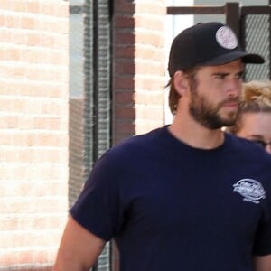 Miley Cyrus et son compagnon Liam Hemsworth prennent une boisson chez Alfred à Studio City le 20 juin 2018