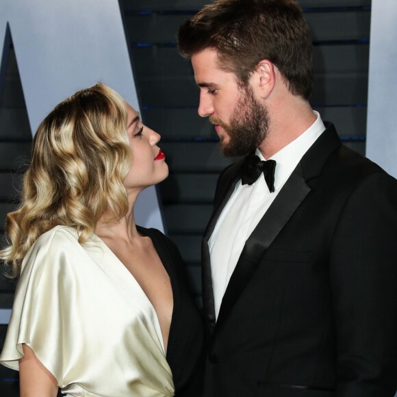Miley Cyrus et son compagnon Liam Hemsworth à la soirée Vanity Fair Oscar au Wallis Annenberg Center à Beverly Hills, le 4 mars 2018