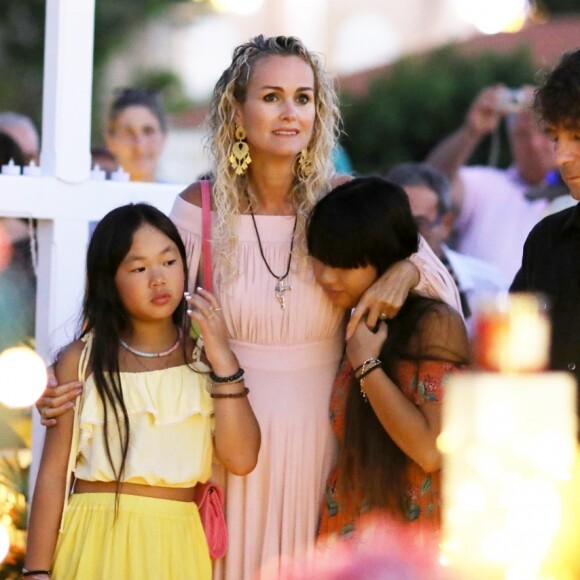 Semi-Exclusif - Laeticia Hallyday et ses filles Joy et Jade, Pierre Rambaldi - Veillée au cimetière de Lorient, pour le premier anniversaire de la mort de Johnny Hallyday, à Saint-Barthélemy. Le 5 décembre 2018 © Dominique Jacovides / Bestimage