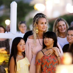 Semi-Exclusif - Laeticia Hallyday et ses filles Joy et Jade - Veillée au cimetière de Lorient, pour le premier anniversaire de la mort de Johnny Hallyday, à Saint-Barthélemy. Le 5 décembre 2018 © Dominique Jacovides / Bestimage