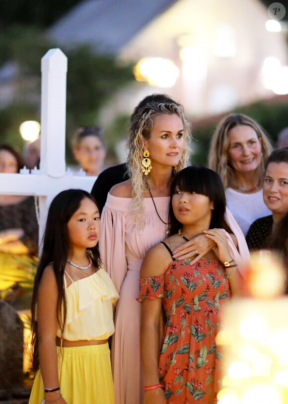 Semi-Exclusif - Laeticia Hallyday et ses filles Joy et Jade - Veillée au cimetière de Lorient, pour le premier anniversaire de la mort de Johnny Hallyday, à Saint-Barthélemy. Le 5 décembre 2018 © Dominique Jacovides / Bestimage