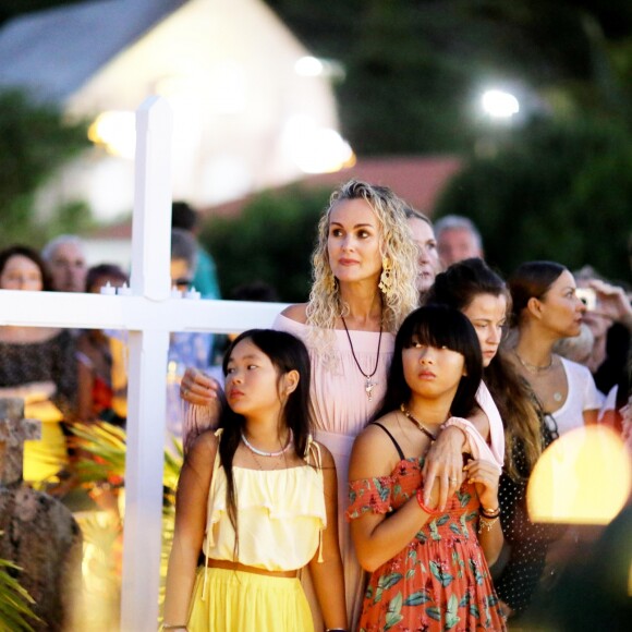 Semi-Exclusif - Laeticia Hallyday et ses filles Joy et Jade, Laurence Favalelli (agent de Laeticia) - Veillée au cimetière de Lorient, pour le premier anniversaire de la mort de Johnny Hallyday, à Saint-Barthélemy. Le 5 décembre 2018 © Dominique Jacovides / Bestimage